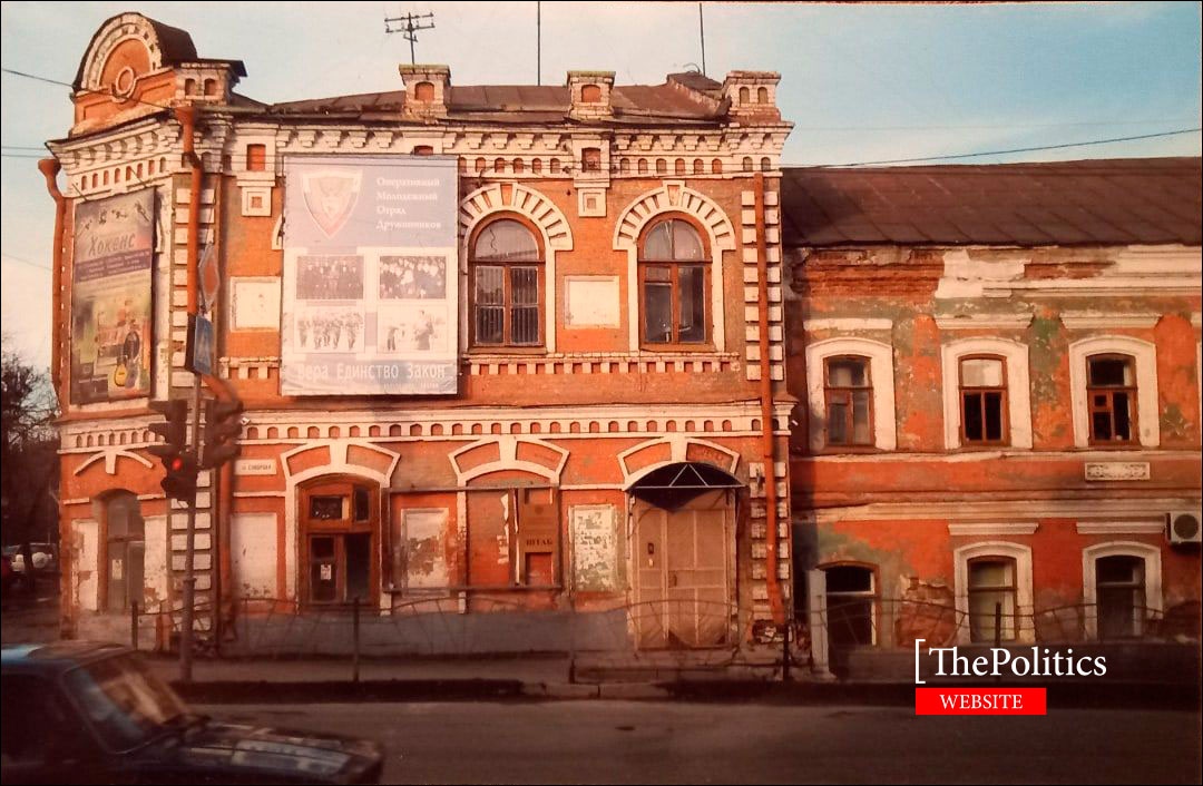 Фирма Белозерцева продолжает уродовать исторический облик здания