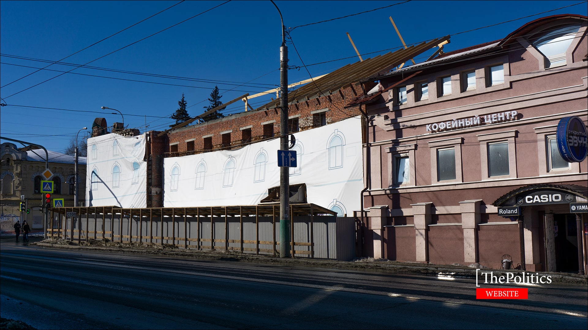 Фирма Белозерцева продолжает уродовать исторический облик здания