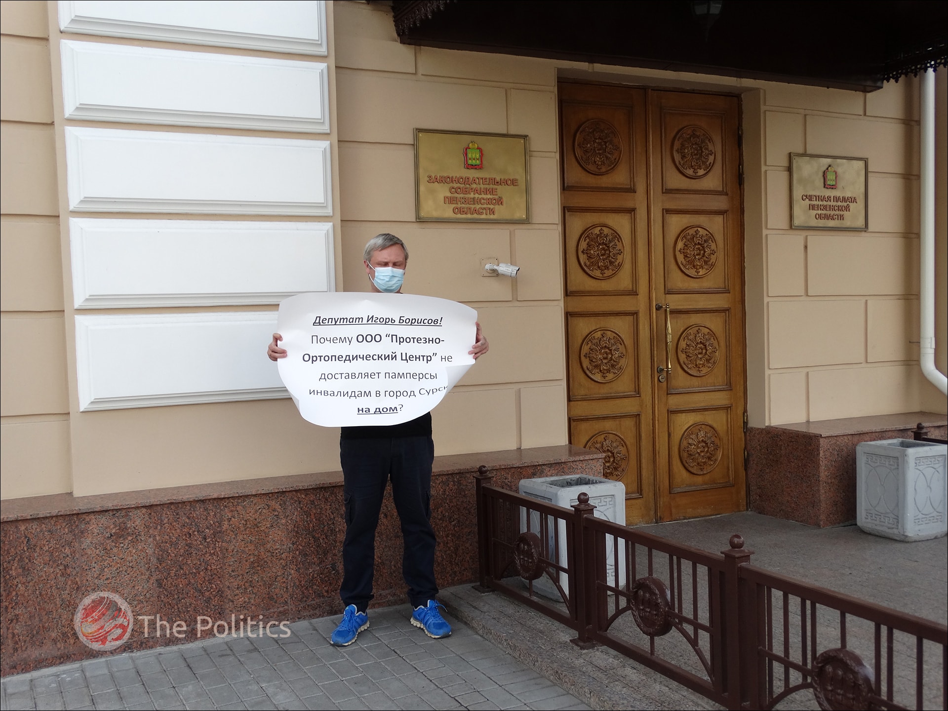 Депутат Законодательного Собрания Игорь Борисов убежал от жителей Сурска